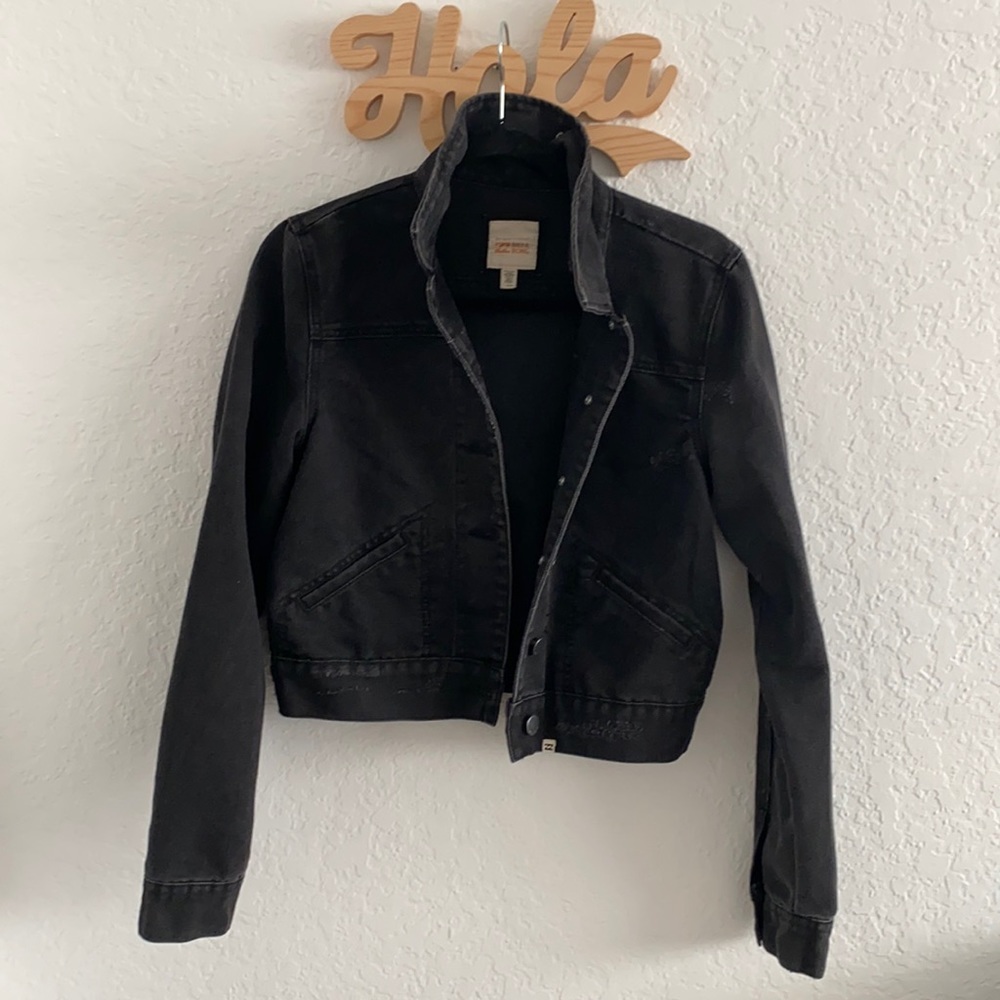 Billabong black denim jacket. Designers closet, cropped jean jacket medium.